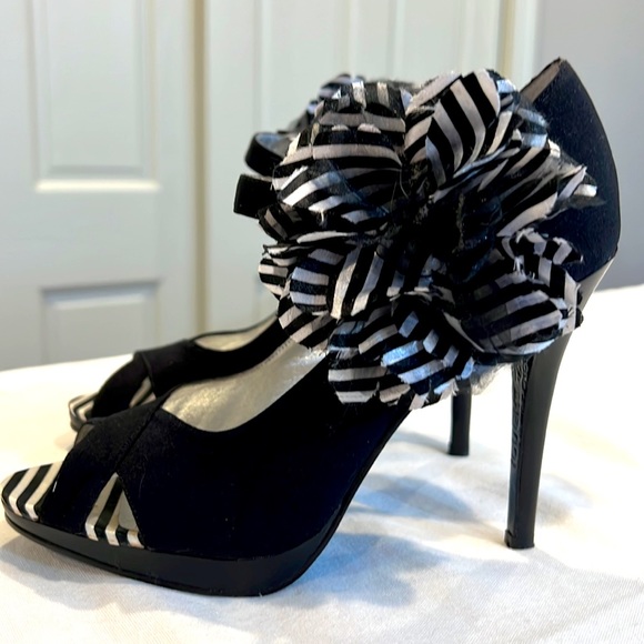 Beverly Feldman black pump with white and black flower on ankle strap - Picture 3 of 14